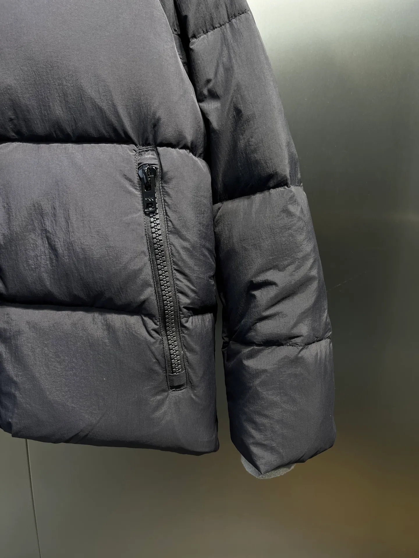 P740 Big Goose Capsule White Label Down Canada Goos* Canada Goose's new limited white label bread jacket, the same style for men and women, filled with 625 fill power white goose down, and the fabric has a satin feel. Suitable for wearing in spring and autumn in various cities, this model has a stand-up collar design, classic and versatile, and has good thermal insulation effect! Fabric + Features: ✅Fabric: 85% polyester, 15% cotton, windproof and waterproof ✅Lining: 100% polyester, windproof and waterproof ✅Filling: 80% pure white duck down, 20% pure white feathers ✅Fillness: 625 ✅Care instructions: Dry cleaning ✅Zipper: Genuine YKK two-way entrance zipper ✅TEI Temperature Feeling Index 1: Lightweight minus 5 degrees to 5 degrees Technology: ✅The fabric is made of CORDURA polyamide fabric, which is a new functional fabric and a leading technological product. The durability is 2 times higher than ordinary nylon fabric. Wear resistance, strong tear resistance, good hand feel and good color. ✅The liner is filled with imported 625 fill power 90 white duck down, the liner is reinforced with anti-runaway velvet liner, and the fly on the front center fly is designed with snap buttons to prevent ventilation and rain. Whether it is hiking, urban walking or polar exploration, this model can help you find the Cana that suits your body, activities and lifestyle. Color: pink, blue, black, white Size: xs-l